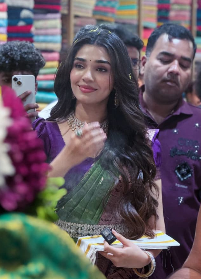 Actress_20Krithi_20Shetty_20Shopping_20Mall_20Launch_20in_20Bhimavaram__20_2815_29.jpg 15