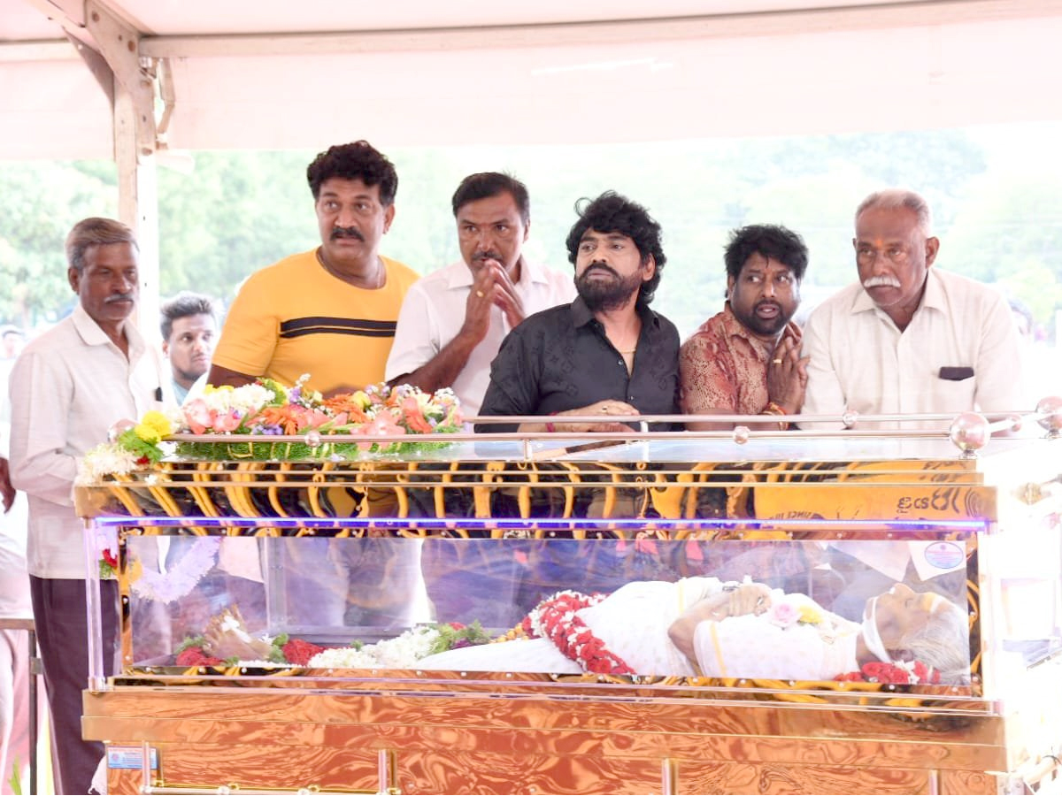 Fans_20thronged_20Mysuru_20to_20pay_20Their_20last_20Respects_20To_20legendary_20singer_20Janaki_20Photos_20_281_29_0.jpg 3