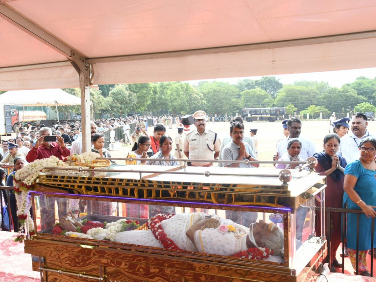 Fans_20thronged_20Mysuru_20to_20pay_20Their_20last_20Respects_20To_20legendary_20singer_20Janaki_20Photos_20_282_29_0.jpg 4