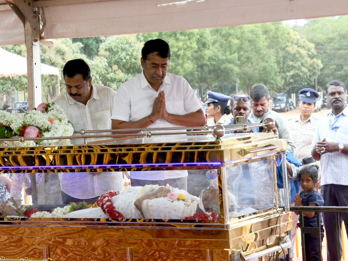 Fans_20thronged_20Mysuru_20to_20pay_20Their_20last_20Respects_20To_20legendary_20singer_20Janaki_20Photos_20_283_29_0.jpg 5
