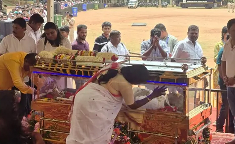 Fans_20thronged_20Mysuru_20to_20pay_20Their_20last_20Respects_20To_20legendary_20singer_20Janaki_20Photos_20_285_29_0.jpg 7