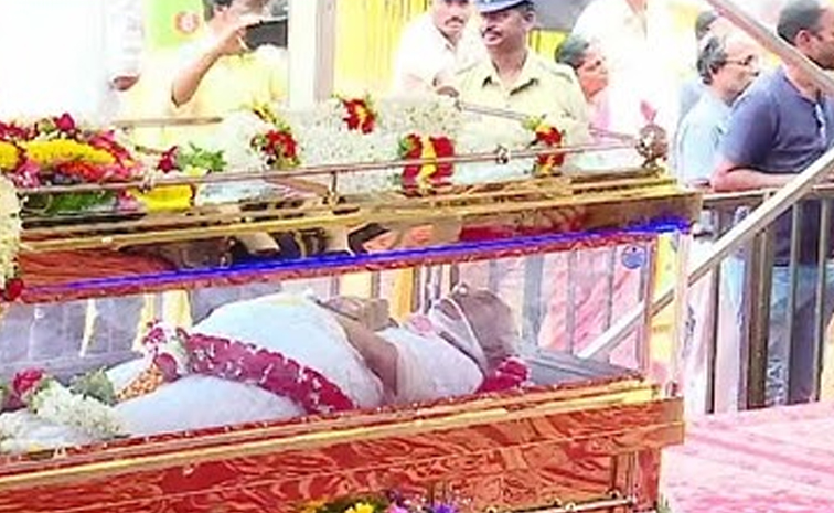 Fans_20thronged_20Mysuru_20to_20pay_20Their_20last_20Respects_20To_20legendary_20singer_20Janaki_20Photos_20_286_29_0.jpg 8
