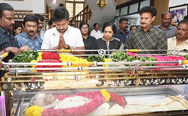 Fans_20thronged_20Mysuru_20to_20pay_20Their_20last_20Respects_20To_20legendary_20singer_20Janaki_20Photos_20_287_29.jpg 2