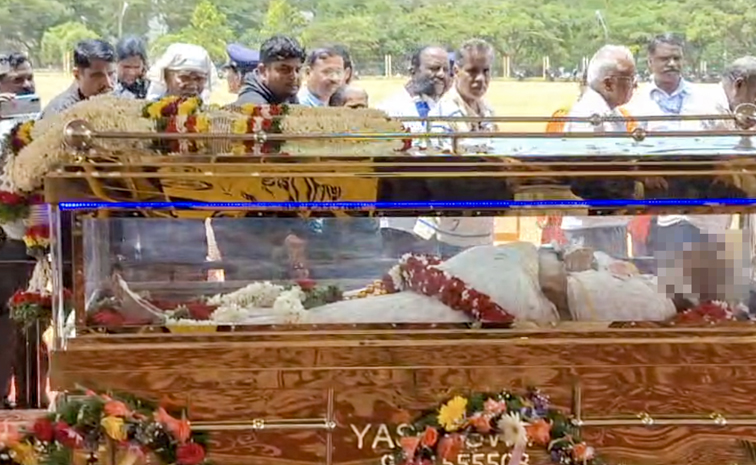 Fans_20thronged_20Mysuru_20to_20pay_20Their_20last_20Respects_20To_20legendary_20singer_20Janaki_20Photos_20_288_29_0.jpg 9
