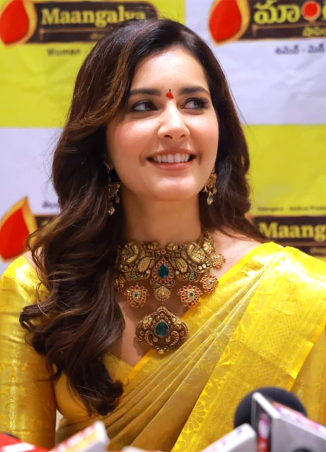 Actress_20Raashi_20Khanna_20Inaugurates_20Mangalya_20Shopping__20_2812_29.jpg 12