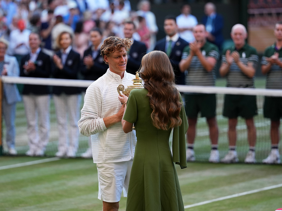 Wimbledon_20Tennis_20Championships_20Jannik_20Sinner_20celebrates_20trophy_20winning__20_281_29.jpg 1