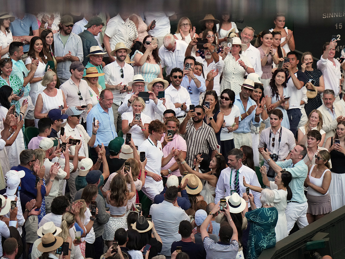Wimbledon_20Tennis_20Championships_20Jannik_20Sinner_20celebrates_20trophy_20winning__20_282_29.jpg 2