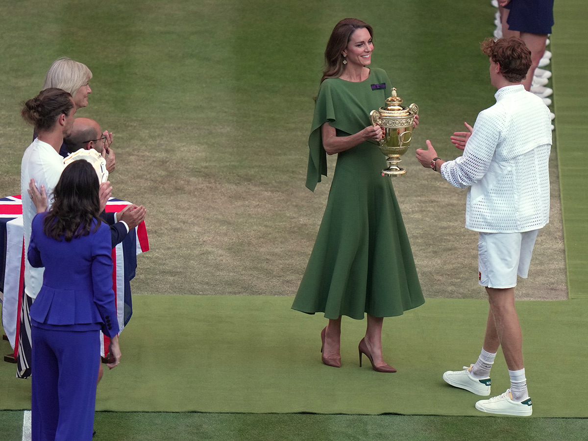 Wimbledon_20Tennis_20Championships_20Jannik_20Sinner_20celebrates_20trophy_20winning__20_283_29.jpg 3