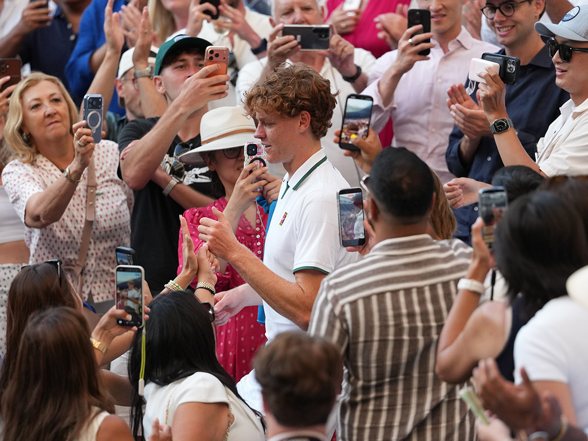 Wimbledon_20Tennis_20Championships_20Jannik_20Sinner_20celebrates_20trophy_20winning__20_287_29.jpg 7