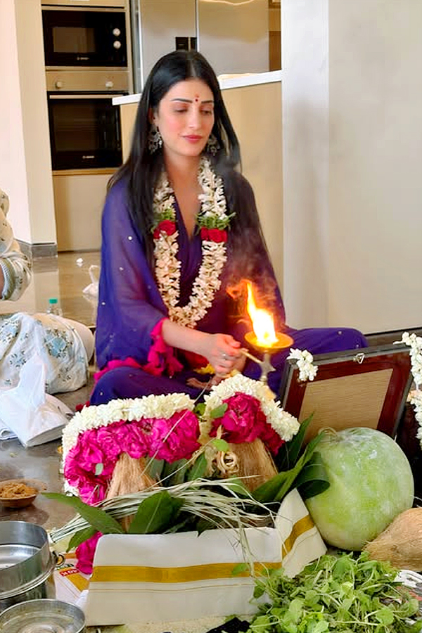Shruti_20Haasan_20performs_20Housewarming_20pooja_20After_20moving_20in_20to_20Her_20New_20Chennai_20Home_20Photos_20_281_29.jpg 2