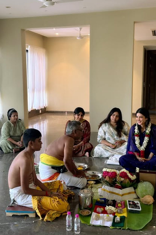 Shruti_20Haasan_20performs_20Housewarming_20pooja_20After_20moving_20in_20to_20Her_20New_20Chennai_20Home_20Photos_20_283_29.jpg 4