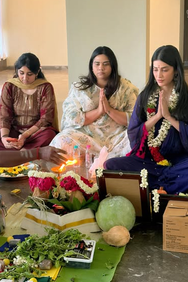 Shruti_20Haasan_20performs_20Housewarming_20pooja_20After_20moving_20in_20to_20Her_20New_20Chennai_20Home_20Photos_20_284_29.jpg 5