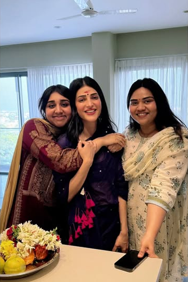 Shruti_20Haasan_20performs_20Housewarming_20pooja_20After_20moving_20in_20to_20Her_20New_20Chennai_20Home_20Photos_20_287_29.jpg 8