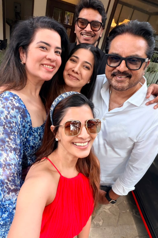 Actor_20Sarath_20Kumar_2072nd_20birthday_20celebrations_20with_20family_20Photos_20_284_29.jpg 5