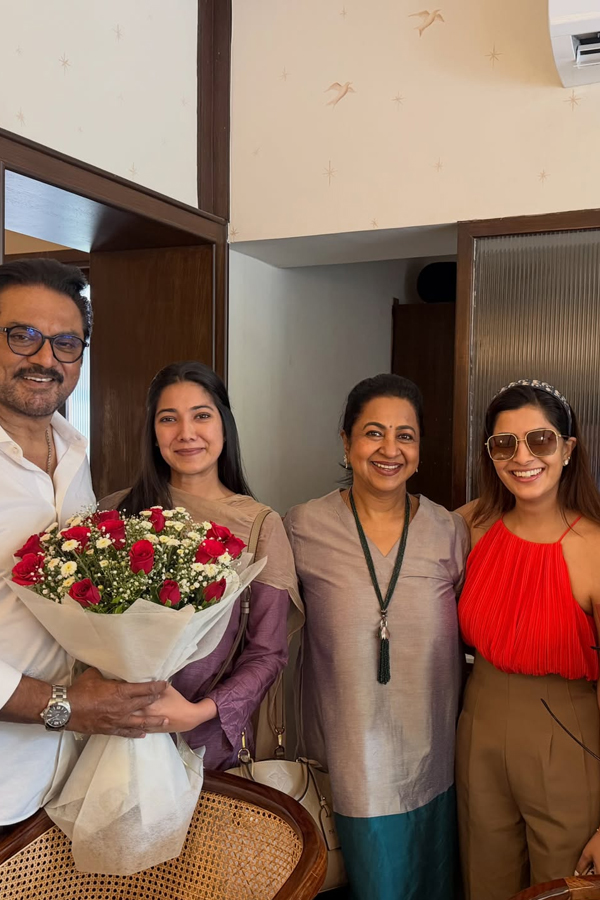 Actor_20Sarath_20Kumar_2072nd_20birthday_20celebrations_20with_20family_20Photos_20_286_29.jpg 7