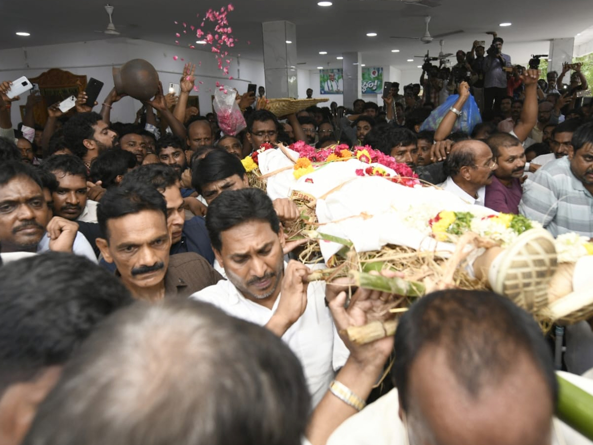 YS_20jagan_20Consoles_20Mudragada_20Padmanabham_20Family_20Photos_20_281_29.jpg 1