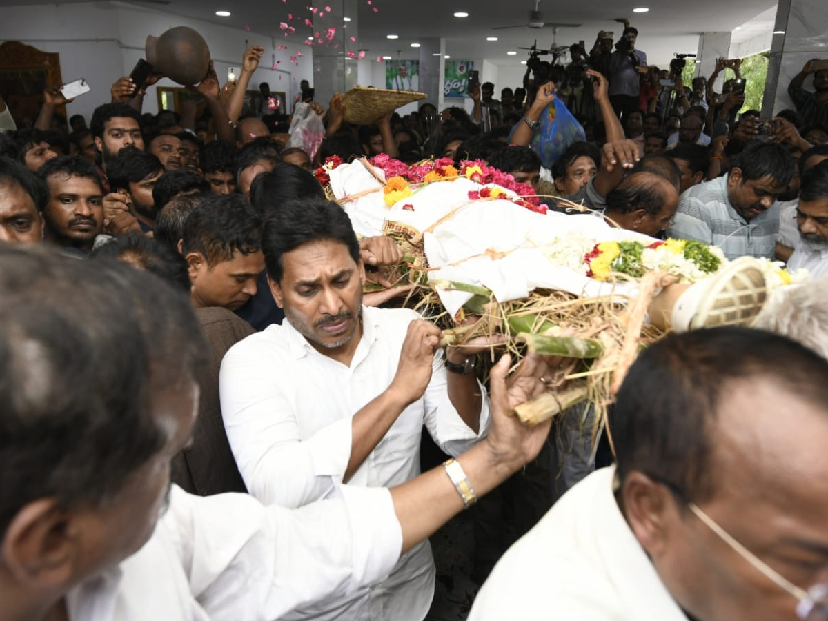 YS_20jagan_20Consoles_20Mudragada_20Padmanabham_20Family_20Photos_20_284_29.jpg 4
