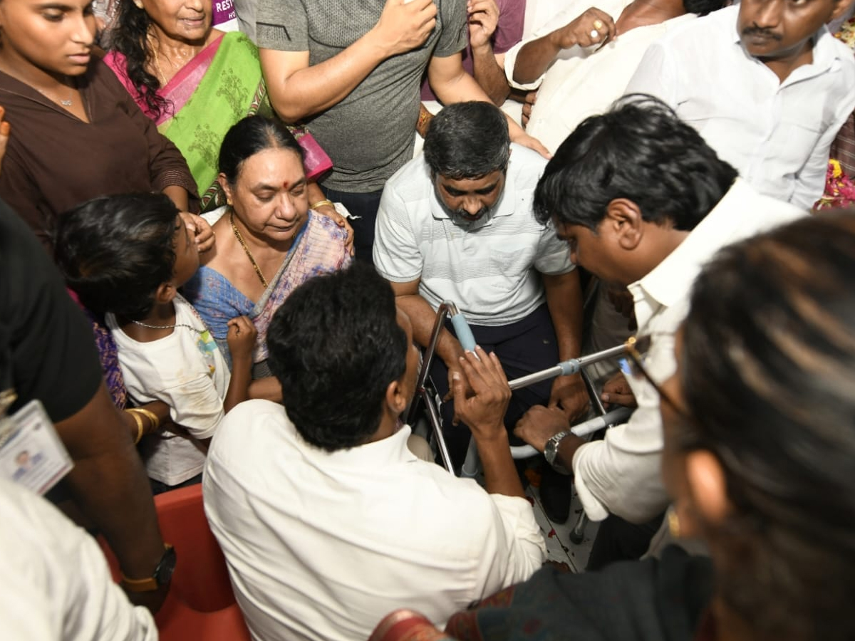 YS_20jagan_20Consoles_20Mudragada_20Padmanabham_20Family_20Photos_20_287_29.jpg 7