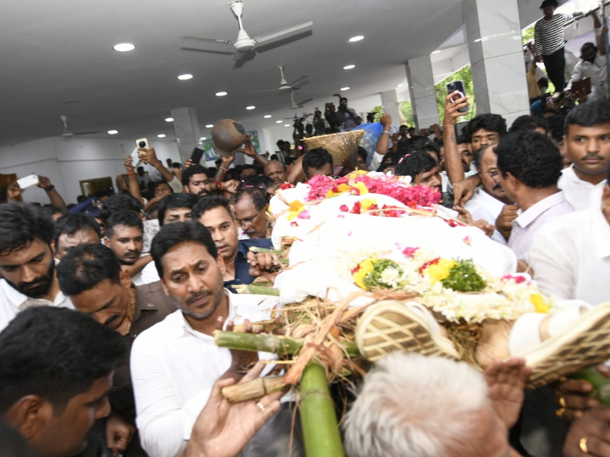 YS_20jagan_20Consoles_20Mudragada_20Padmanabham_20Family_20Photos_20_288_29.jpg 8