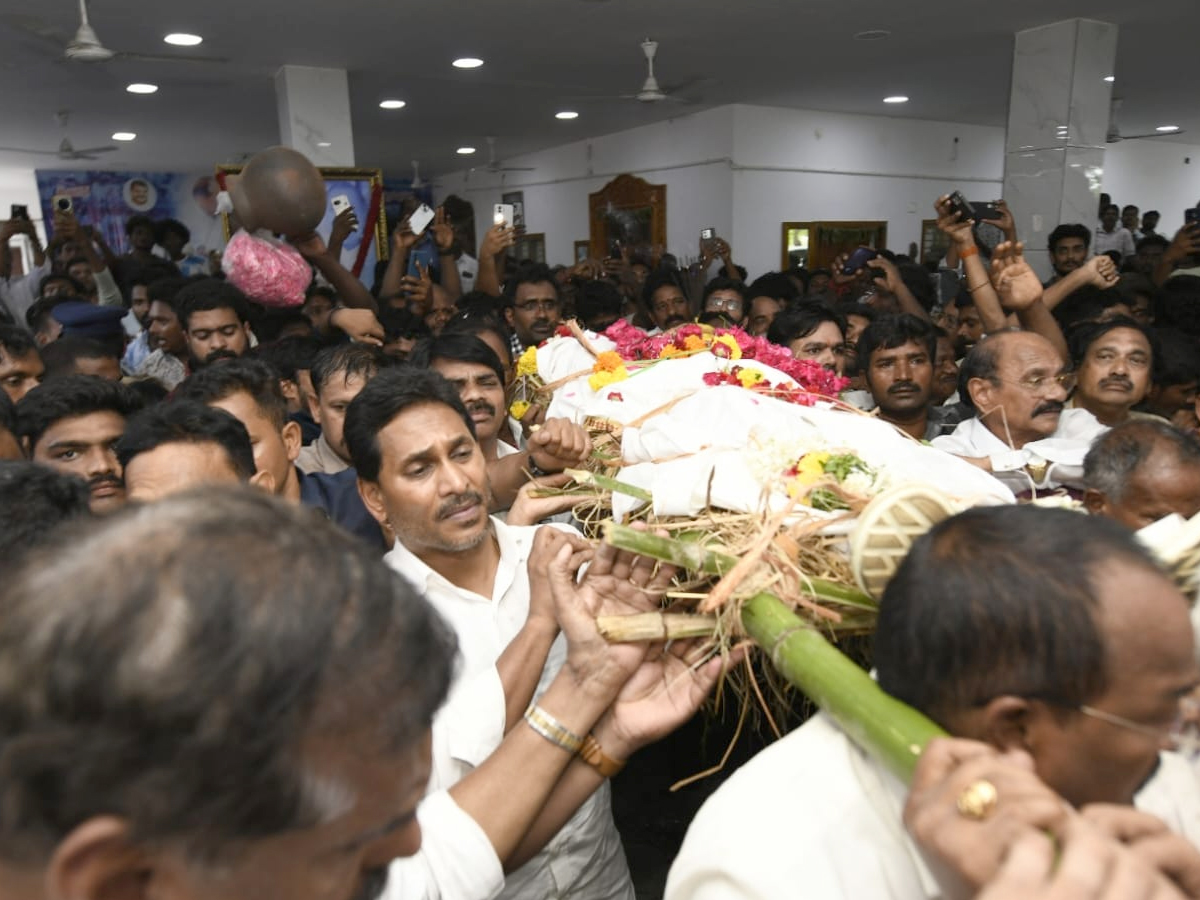 YS_20jagan_20Consoles_20Mudragada_20Padmanabham_20Family_20Photos_20_289_29.jpg 9