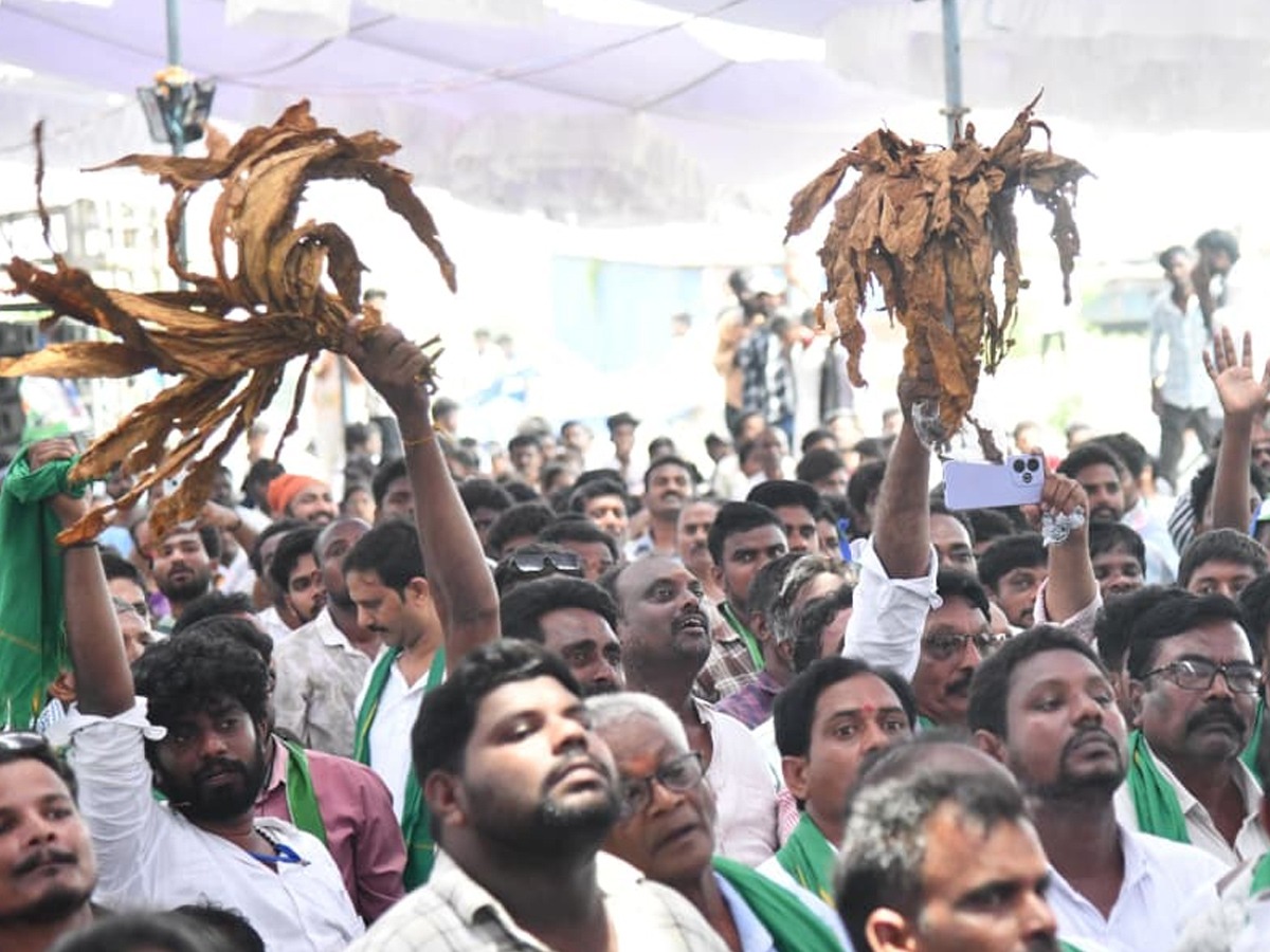 Ys_20Jagan_20Meet_20Aqua_20farmers_20In_20Bhimavaram_20Photos_20_2811_29.jpg 12