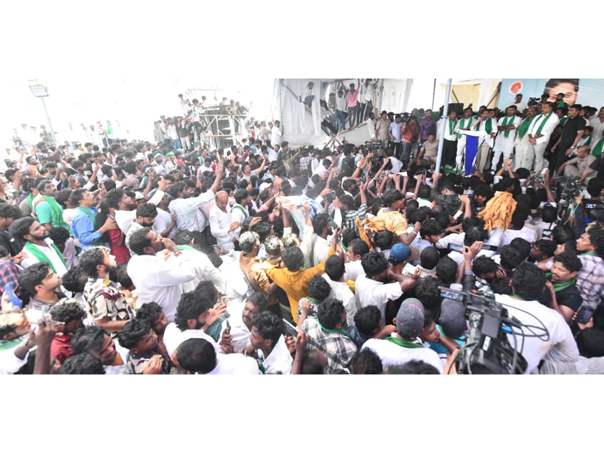 Ys_20Jagan_20Meet_20Aqua_20farmers_20In_20Bhimavaram_20Photos_20_281_29.jpg 2