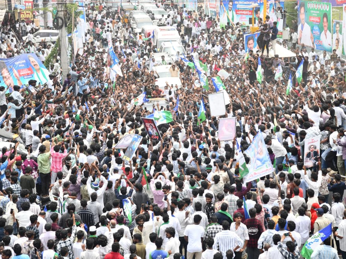 Ys_20Jagan_20Meet_20Aqua_20farmers_20In_20Bhimavaram_20Photos_20_2820_29.jpg 21