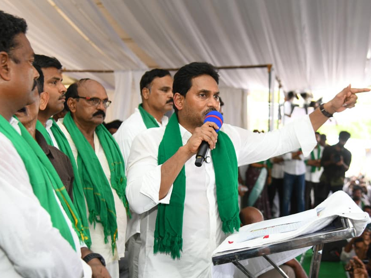 Ys_20Jagan_20Meet_20Aqua_20farmers_20In_20Bhimavaram_20Photos_20_2847_29.jpg 22