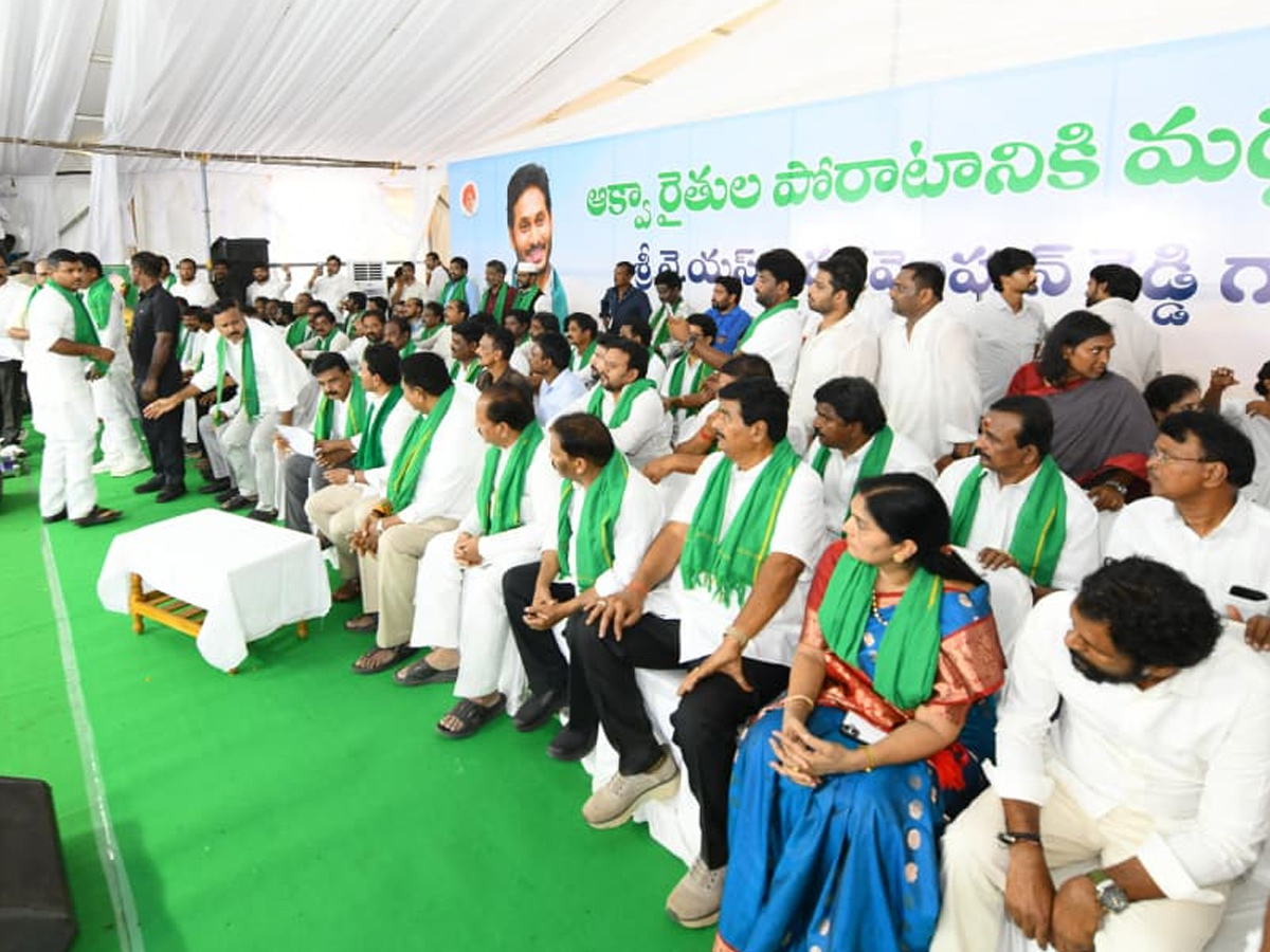 Ys_20Jagan_20Meet_20Aqua_20farmers_20In_20Bhimavaram_20Photos_20_2848_29.jpg 23
