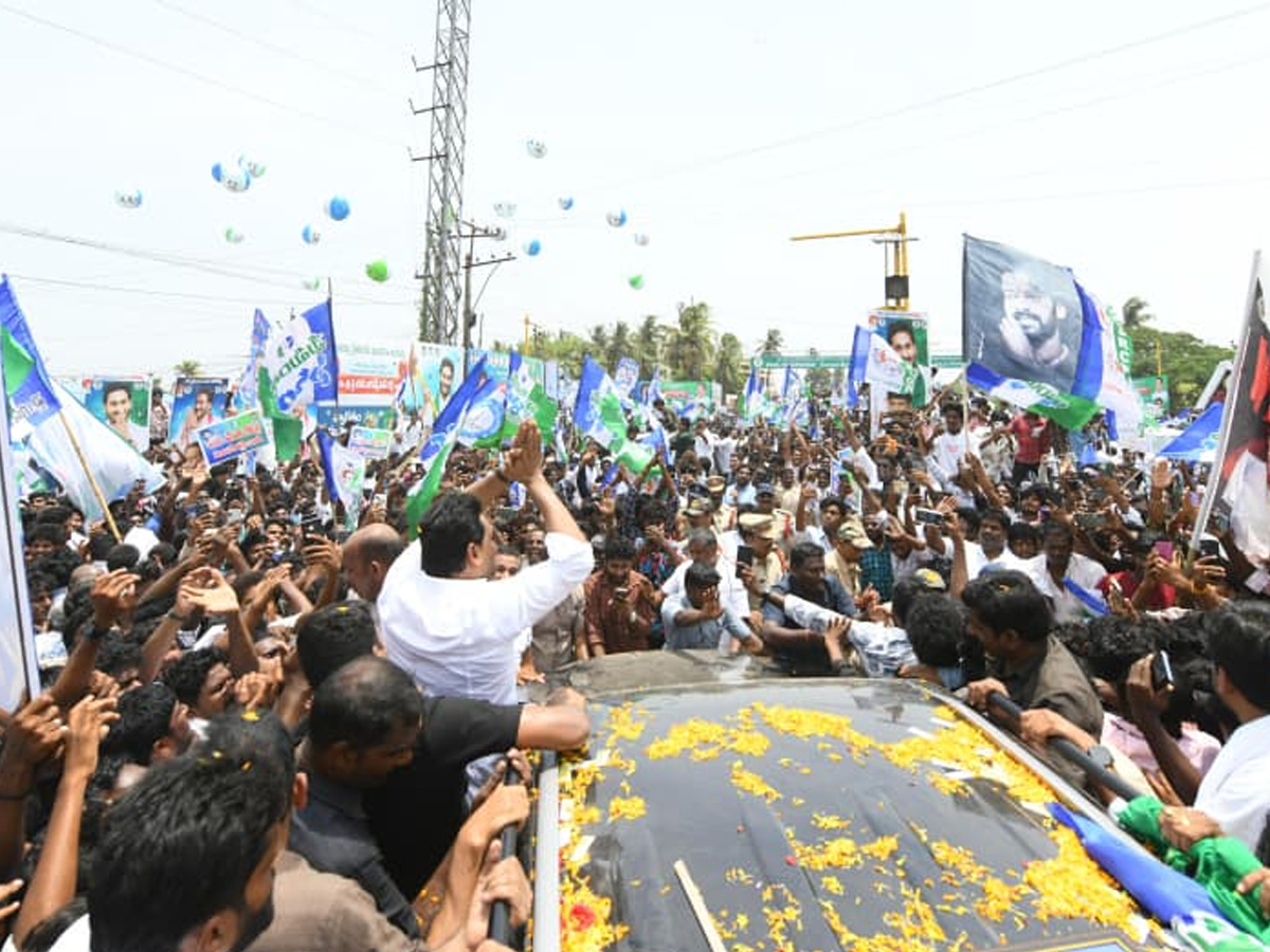 Ys_20Jagan_20Meet_20Aqua_20farmers_20In_20Bhimavaram_20Photos_20_2851_29.jpg 26