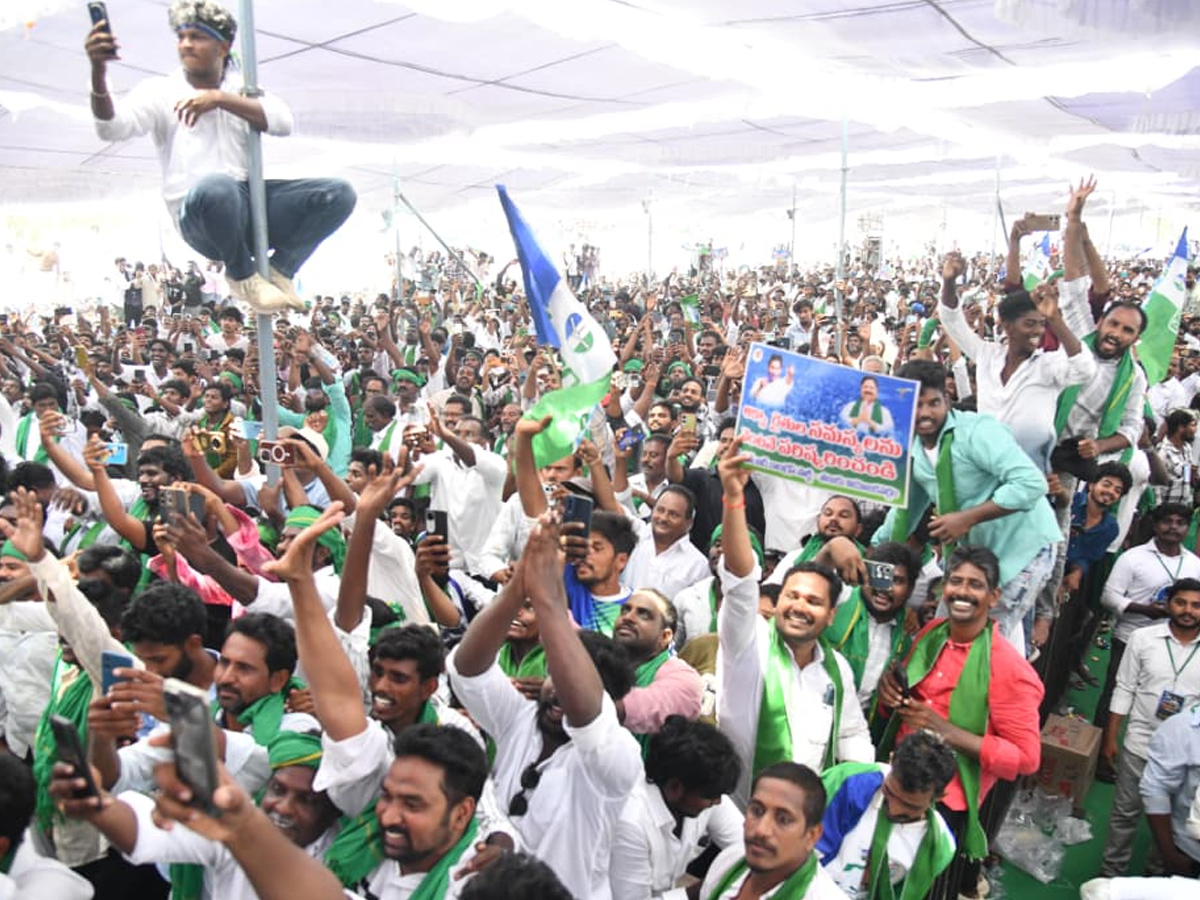 Ys_20Jagan_20Meet_20Aqua_20farmers_20In_20Bhimavaram_20Photos_20_287_29.jpg 8