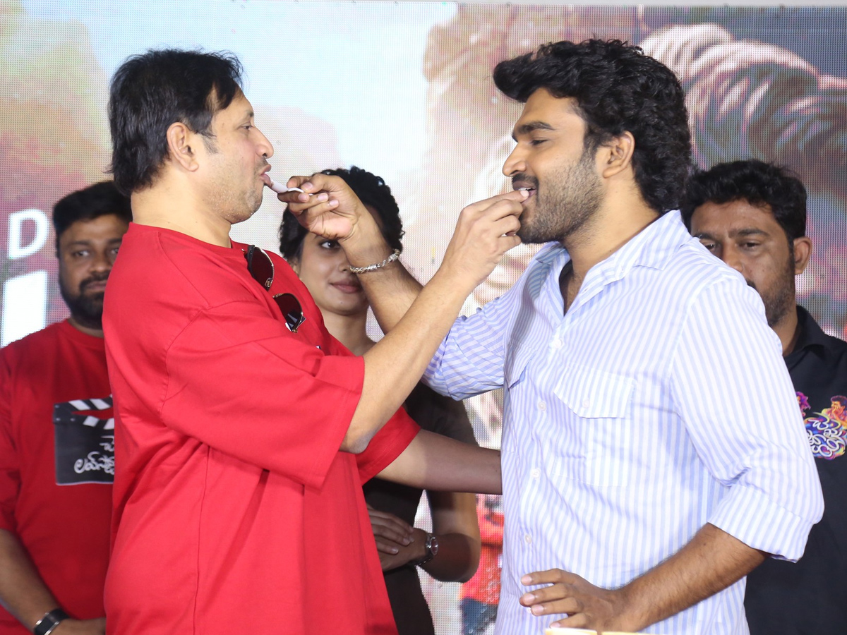 Chennai_20Love_20Story_20Pressmeet_20And_20Kiran_20Abbavaram_20Birthday_20Celebrations_20_286_29.jpg 6