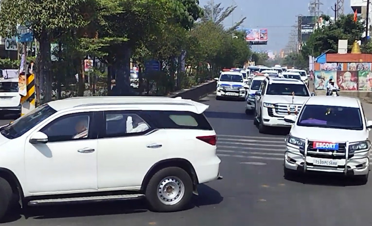 Bandi-Sanjays-Convoy-Narrowly-Escapes-Accident.jpg