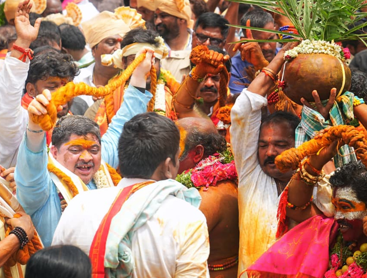 Bonalu_20Celebrations_20Begin_20At_20Golconda_20Fort_20Photos_20_2813_29.jpg 14