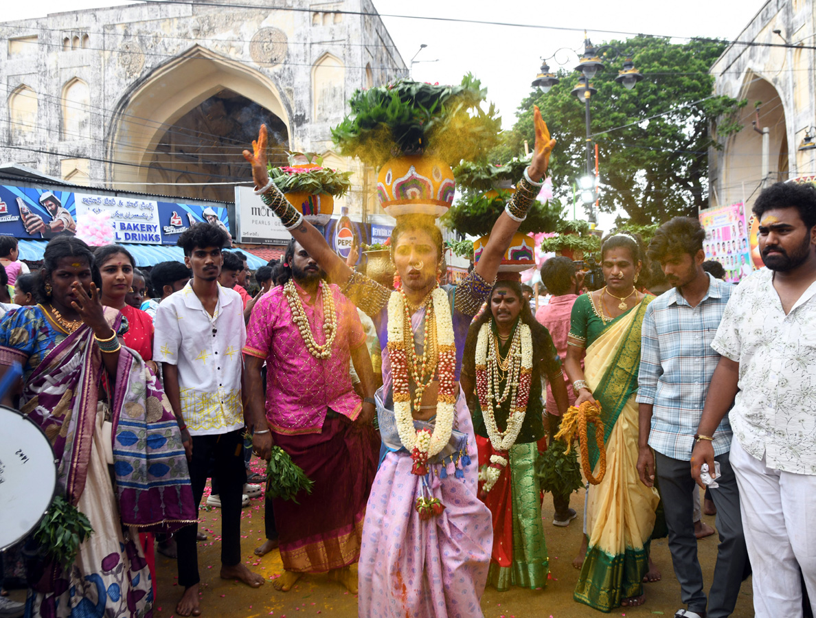 Bonalu_20Celebrations_20Begin_20At_20Golconda_20Fort_20Photos_20_2814_29.jpg 15