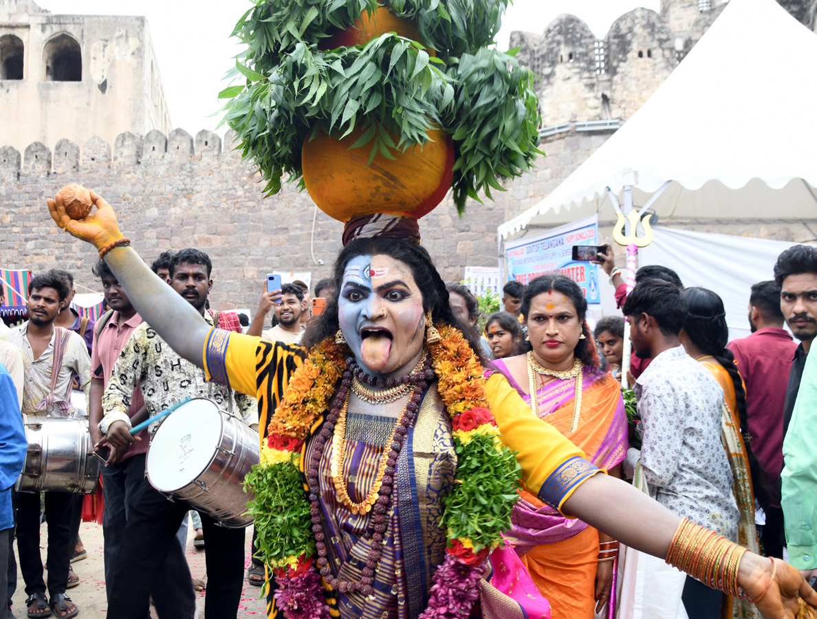 Bonalu_20Celebrations_20Begin_20At_20Golconda_20Fort_20Photos_20_2815_29.jpg 16