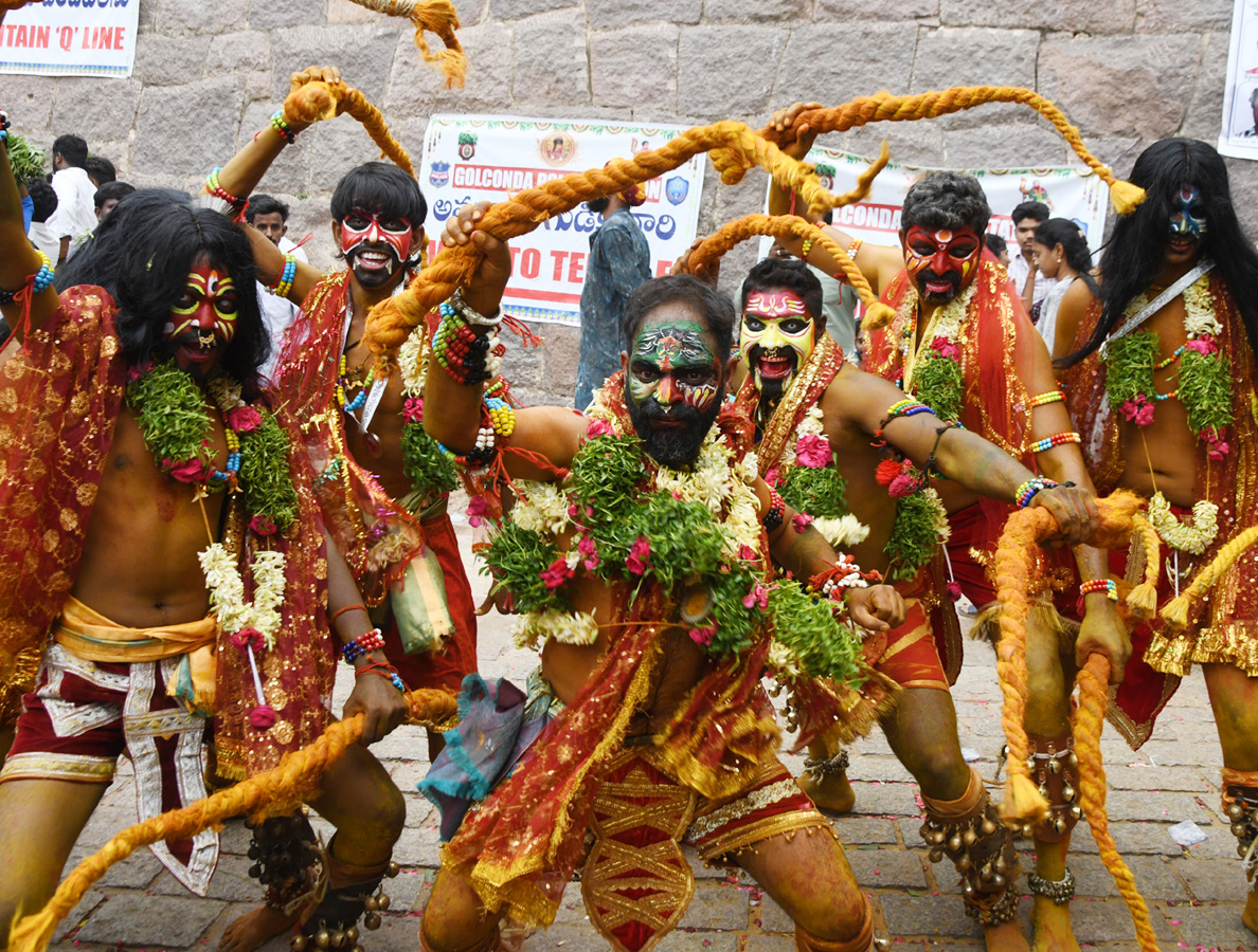 Bonalu_20Celebrations_20Begin_20At_20Golconda_20Fort_20Photos_20_2817_29.jpg 18