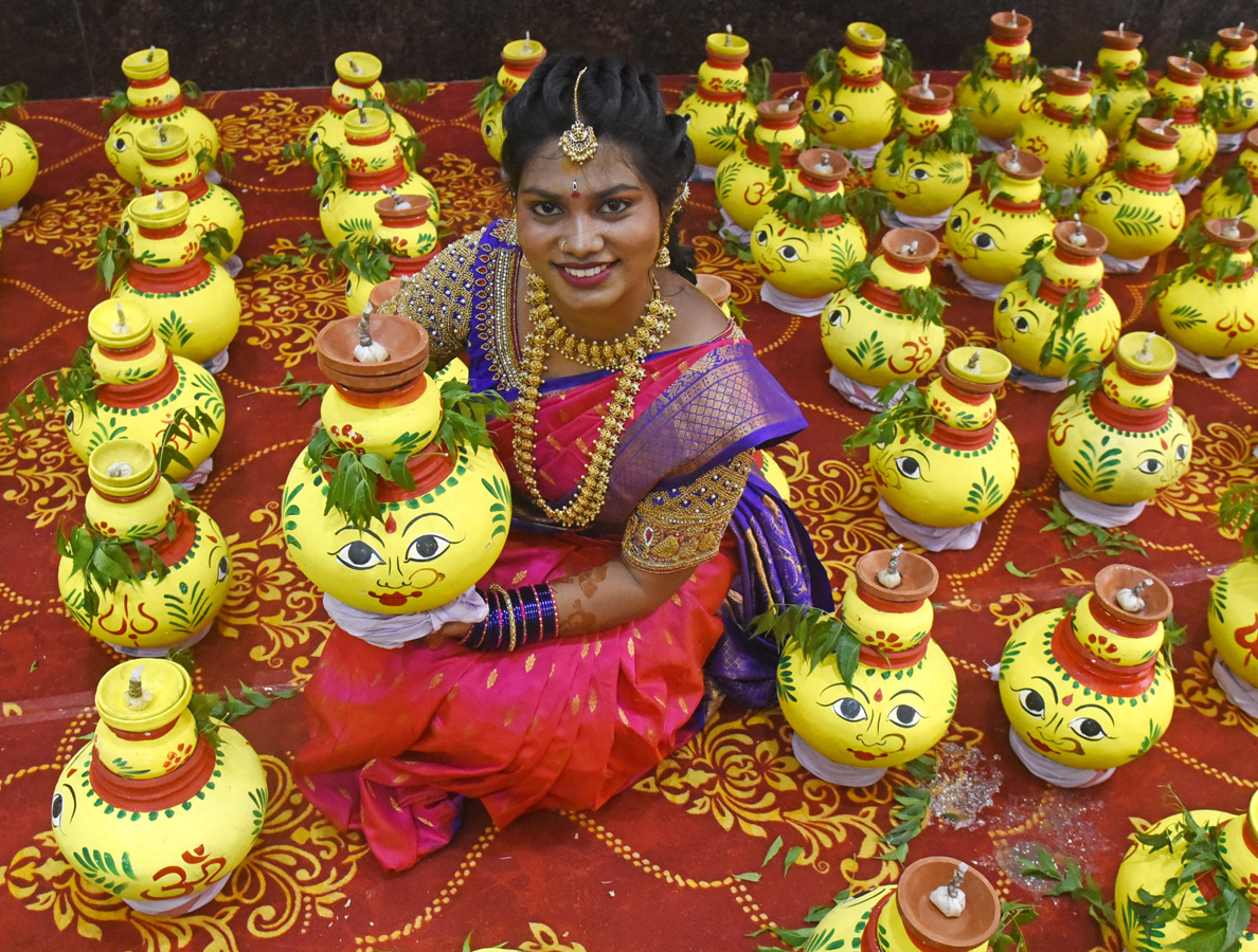 Bonalu_20Celebrations_20Begin_20At_20Golconda_20Fort_20Photos_20_2823_29.jpg 1