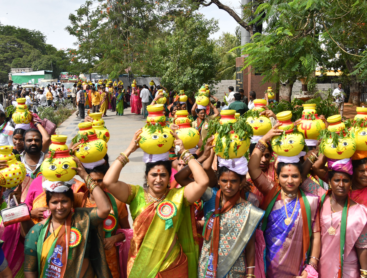 Bonalu_20Celebrations_20Begin_20At_20Golconda_20Fort_20Photos_20_2825_29.jpg 25