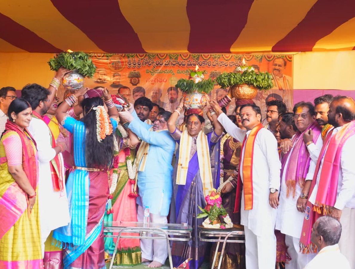 Bonalu_20Celebrations_20Begin_20At_20Golconda_20Fort_20Photos_20_284_29.jpg 6