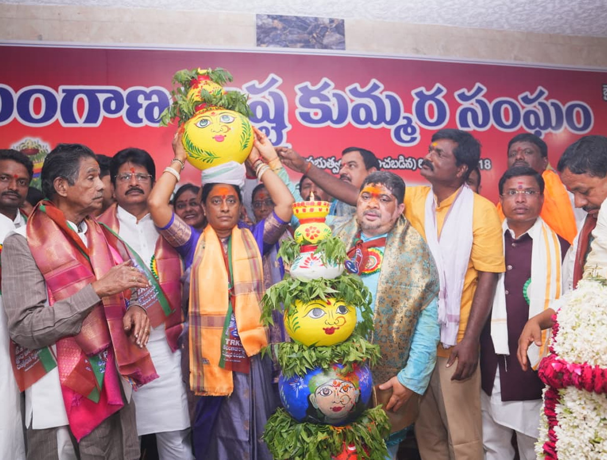 Bonalu_20Celebrations_20Begin_20At_20Golconda_20Fort_20Photos_20_288_29.jpg 10