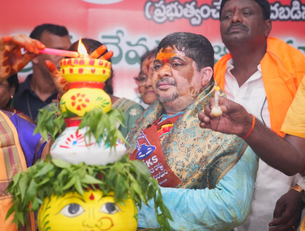 Bonalu_20Celebrations_20Begin_20At_20Golconda_20Fort_20Photos_20_289_29.jpg 11