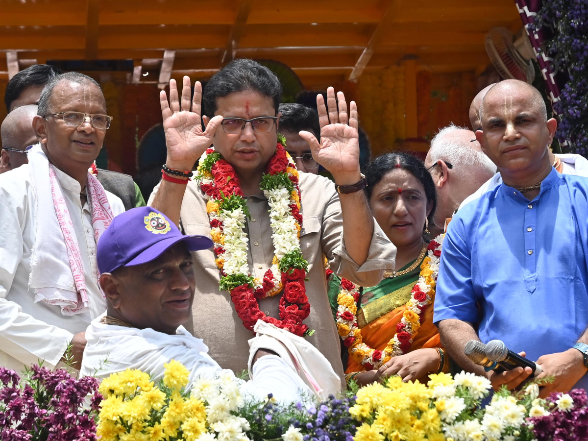 Thousands_20participate_20In_20Jagannath_20Rath_20Yatra_20In_20Hyderabad_20_2810_29.jpg 11