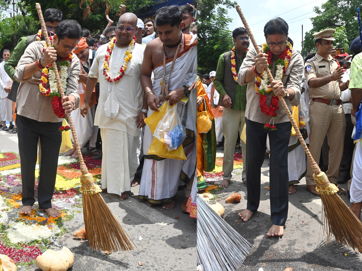 Thousands_20participate_20In_20Jagannath_20Rath_20Yatra_20In_20Hyderabad_20_2811_29.jpg 12