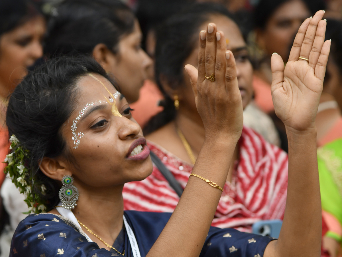 Thousands_20participate_20In_20Jagannath_20Rath_20Yatra_20In_20Hyderabad_20_2812_29.jpg 13