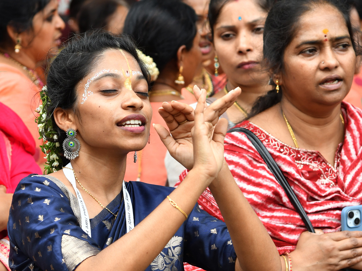 Thousands_20participate_20In_20Jagannath_20Rath_20Yatra_20In_20Hyderabad_20_2813_29.jpg 14