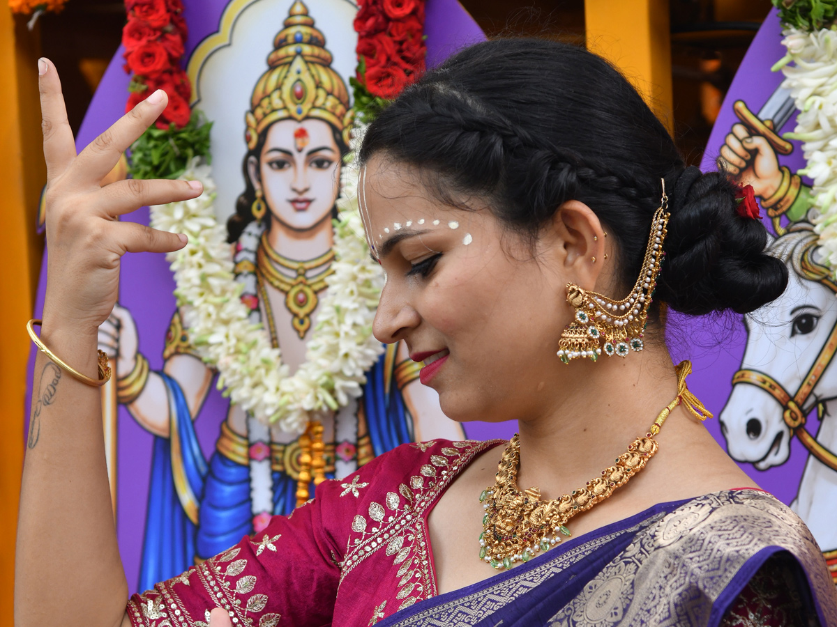 Thousands_20participate_20In_20Jagannath_20Rath_20Yatra_20In_20Hyderabad_20_2814_29.jpg 15