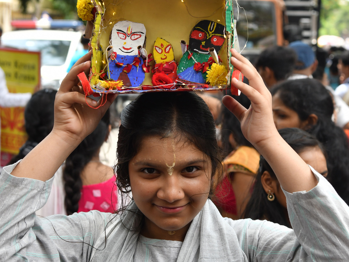 Thousands_20participate_20In_20Jagannath_20Rath_20Yatra_20In_20Hyderabad_20_2815_29.jpg 16