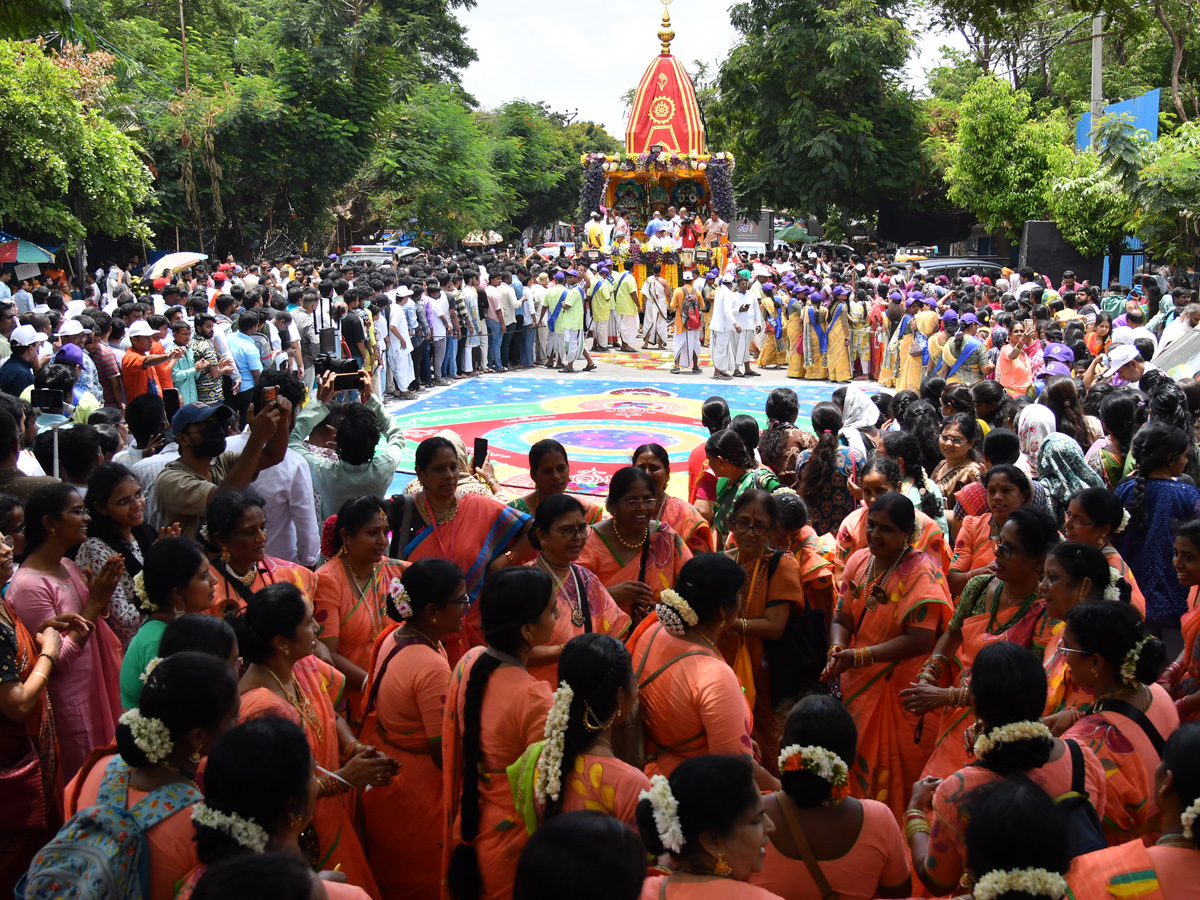 Thousands_20participate_20In_20Jagannath_20Rath_20Yatra_20In_20Hyderabad_20_2816_29.jpg 17