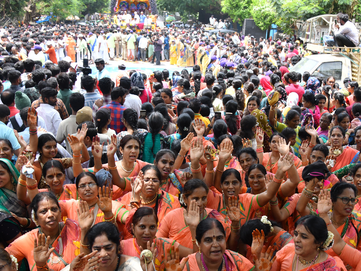 Thousands_20participate_20In_20Jagannath_20Rath_20Yatra_20In_20Hyderabad_20_2817_29.jpg 18